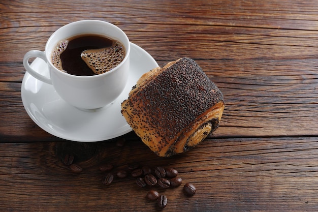 Caffè e panino con semi di papavero