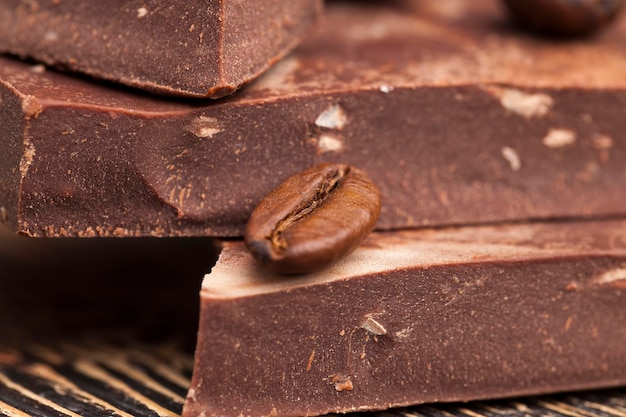 Caffè e pezzi di cioccolato al latte di cacao, chicchi di caffè tostati insieme a pezzi di cioccolato