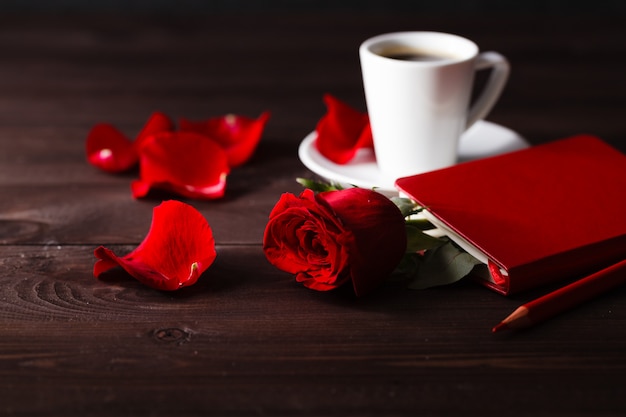 Caffè e rose rosse per San Valentino