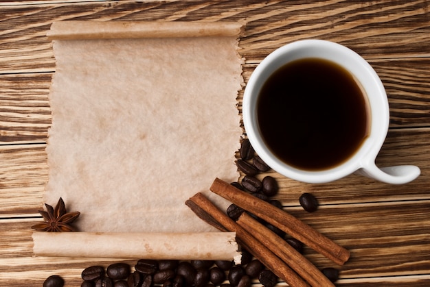 caffè e spezie su fondo di legno