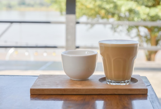 Caffè e tè su un tavolo di legno