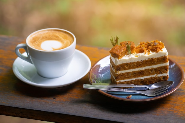 Caffè e torta dolce trattare sulla tavola di legno.