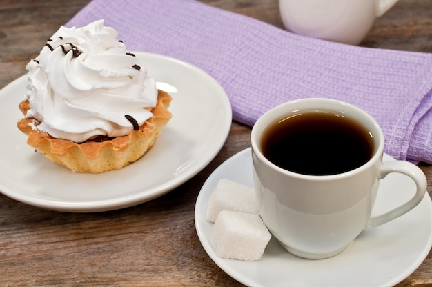 Caffe' e torta su un tavolo di legno.