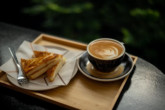 Caffè e torta sul tavolo nella caffetteria