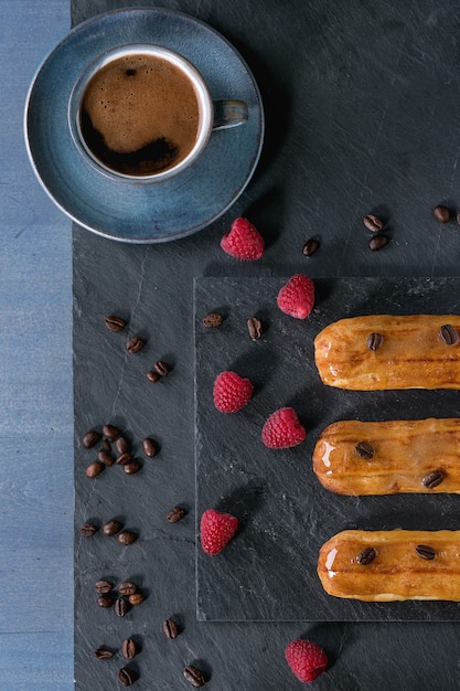 Caffè eclair con lamponi