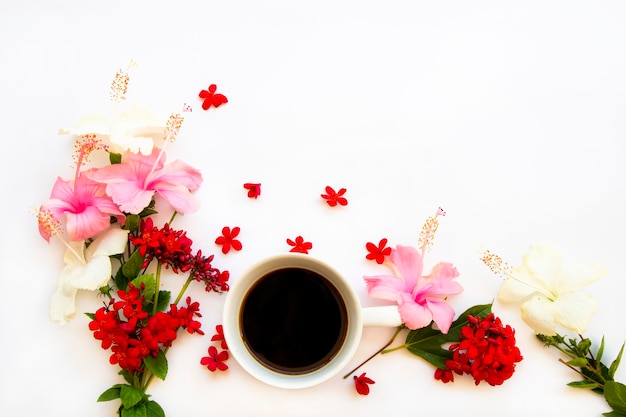 caffè espresso caldo con fiori colorati disposizione ibisco piatto stile laico