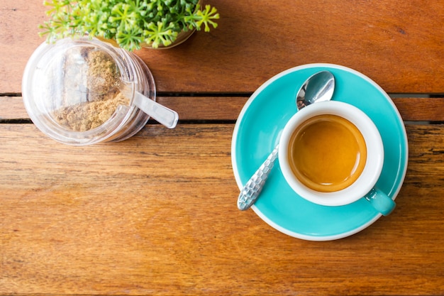 Caffè espresso caldo in tazza blu sulla tavola di legno. Bevanda preferita di caffeina.