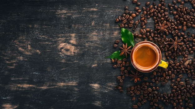 Caffè espresso caldo in una tazza Cannella su uno sfondo di legno nero Vista dall'alto Copia spazio