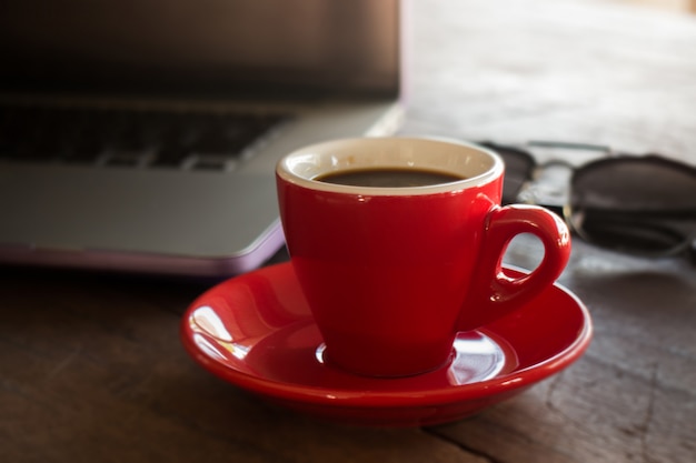 Caffè espresso caldo sul tavolo di lavoro