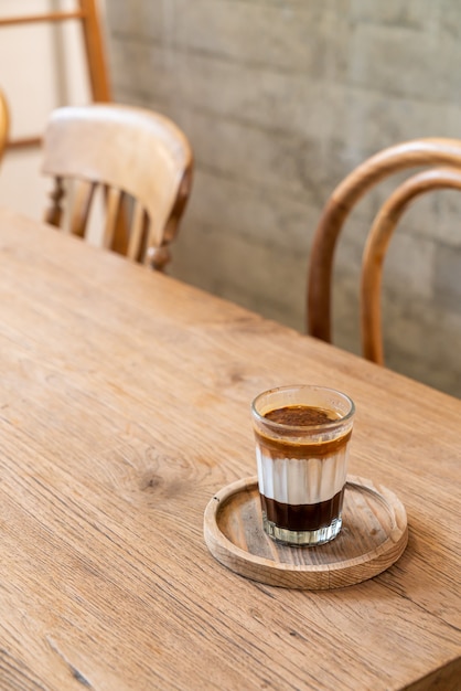 Caffè espresso con latte e cioccolato nella caffetteria