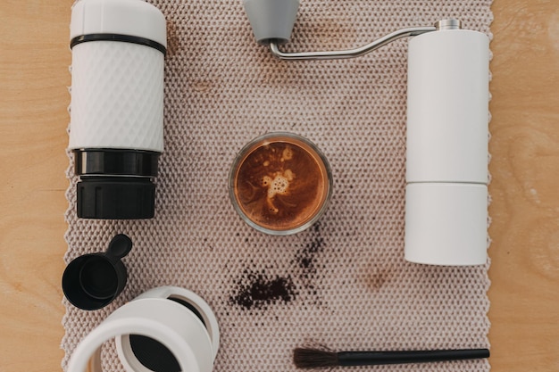 Caffè espresso con macchina per il caffè e smerigliatrice su panno rosso