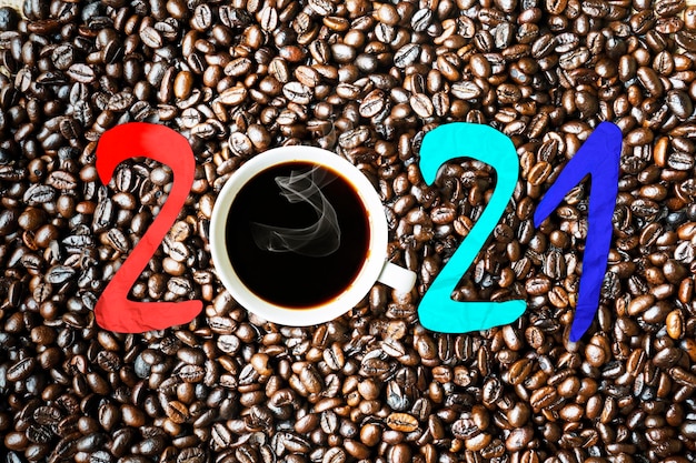 Caffè espresso con numero 2021 su chicchi di caffè