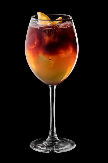 Caffè espresso e cocktail tonico in vetro di vino isolato