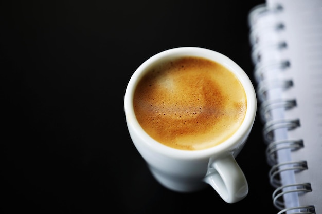 Caffè espresso in piccola tazza bianca da vicino