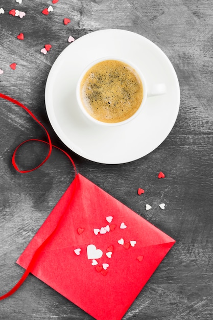 Caffè espresso in una tazza bianca, lettera d'amore su uno sfondo scuro. Vista dall'alto. Sfondo di cibo.