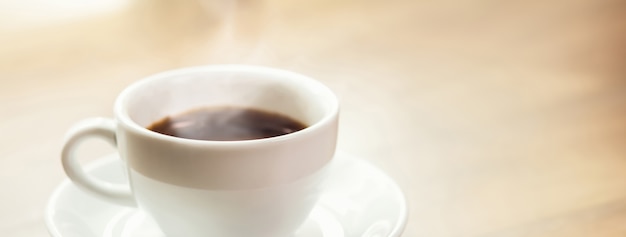 Caffè espresso nero caldo nella tazza