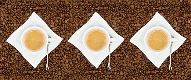 Caffè espresso sullo sfondo dei chicchi di caffè