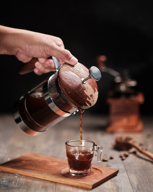 Caffè francese della stampa che versa in una tazza