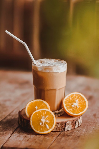 Caffè freddo con fette d'arancia sul tavolo