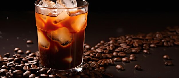 Caffè Freddo Con Ghiaccio E Fagioli Sullo Spazio Della Copia Della Superficie Marrone