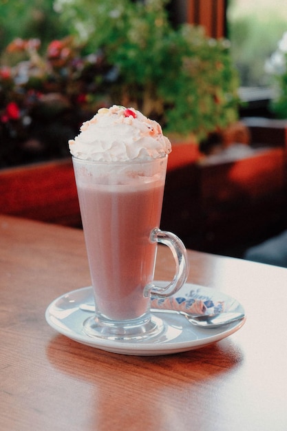 Caffè freddo con latte Caffè freddo latte Donna che tiene tazza di vetro di caffè freddo