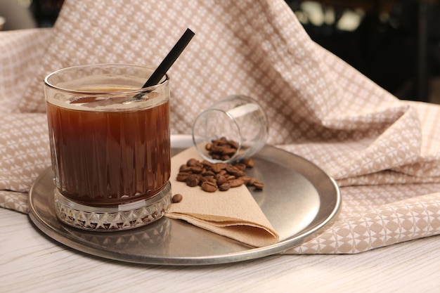 Caffè freddo con latte Caffè freddo latte Donna che tiene tazza di vetro di caffè freddo