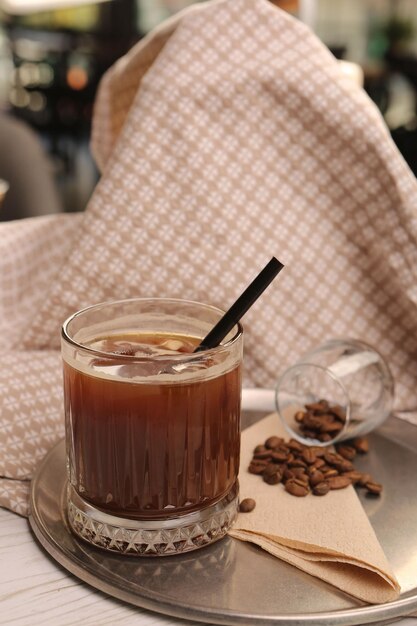 Caffè freddo con latte Caffè freddo latte Donna che tiene tazza di vetro di caffè freddo