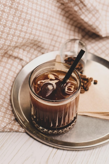 Caffè freddo con latte Caffè freddo latte Donna che tiene tazza di vetro di caffè freddo