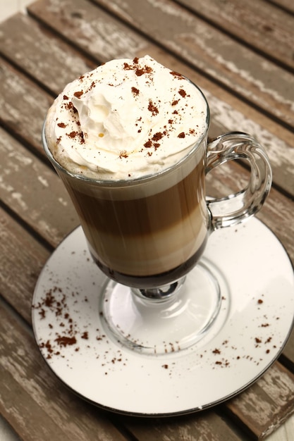 Caffè freddo con latte. Latte freddo al caffè. Donna che tiene una tazza di caffè freddo in vetro.