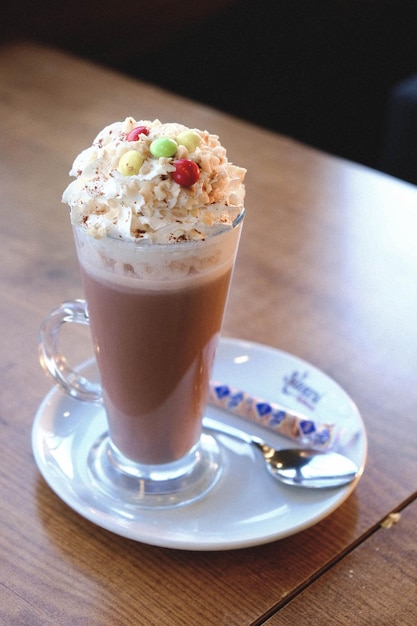 Caffè freddo con latte. Latte freddo al caffè. Donna che tiene una tazza di caffè freddo in vetro.