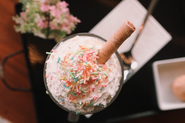 Caffè freddo con latte. Latte freddo al caffè. Donna che tiene una tazza di caffè freddo in vetro.