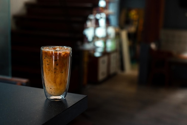 caffè freddo con latte pronto da bere al bar