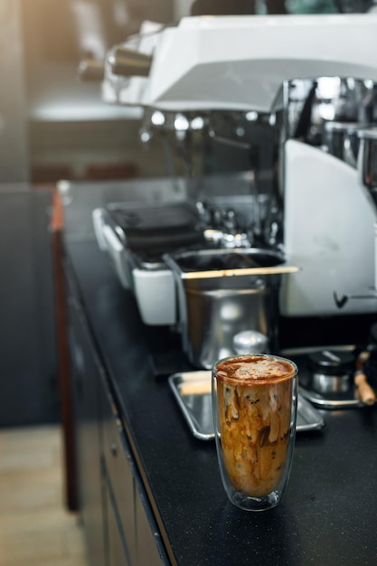 caffè freddo con latte pronto da bere al bar