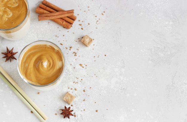 Caffè freddo Dalgona in bicchiere alto con spezie