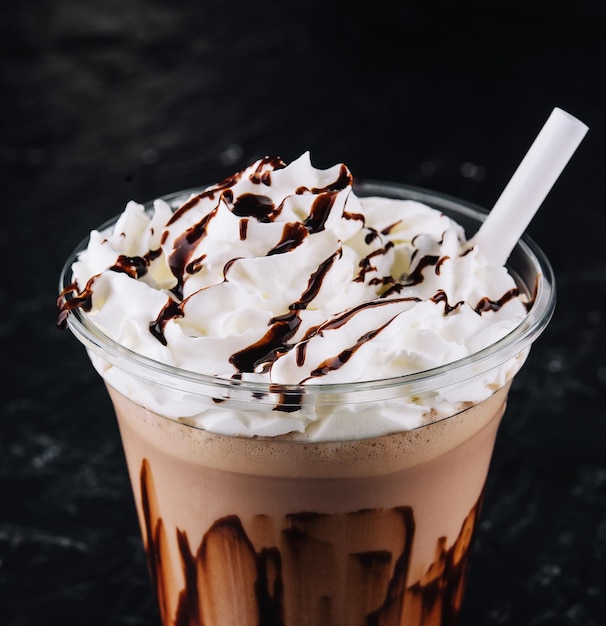 Caffè freddo Frappe con panna montata