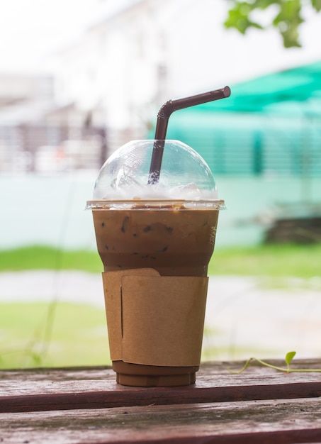 caffè freddo in tazza di plastica sul tavolo di legno