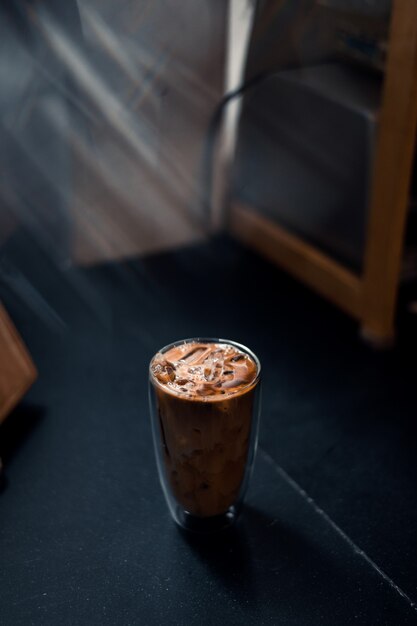 caffè freddo servito sul tavolo nero di un bar