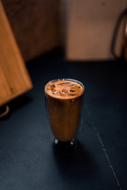 caffè freddo servito sul tavolo nero di un bar