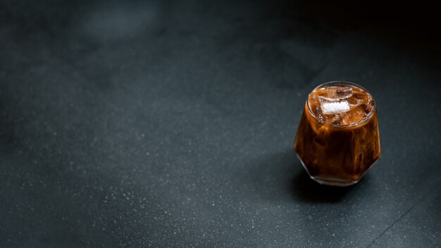 caffè freddo servito sul tavolo nero di un bar