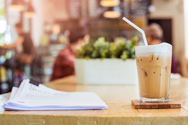 caffè freddo su sfondo di legno