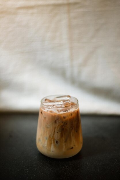 Caffè freddo su un tavolo con panna versata al suo interno che mostra la consistenza