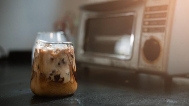 Caffè freddo su un tavolo con panna versata al suo interno che mostra la consistenza