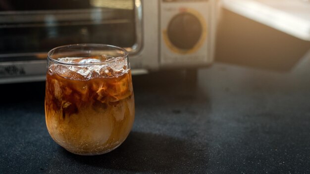 Caffè freddo su un tavolo con panna versata che mostra la consistenza e l'aspetto rinfrescante del