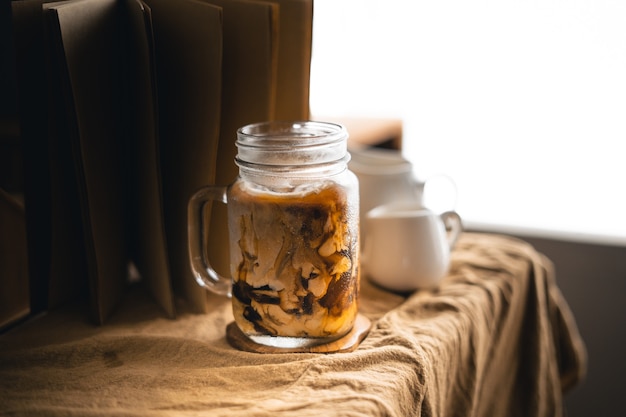 Caffè freddo - Versare il latte nel bicchiere con il caffè