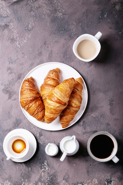 Caffè fresco con cornetto