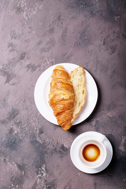 Caffè fresco con cornetto