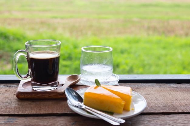 Caffè fresco in un bicchiere e torta all&#39;arancia