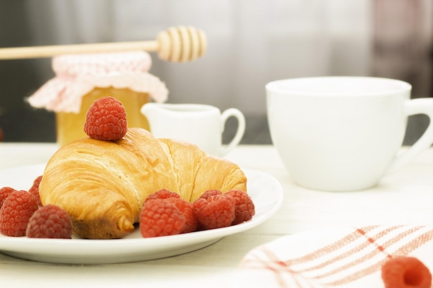 Caffè fresco nel concetto di colazione in tazza bianca