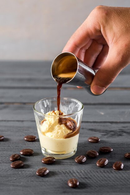 Caffè gelato in vetro su fondo di legno