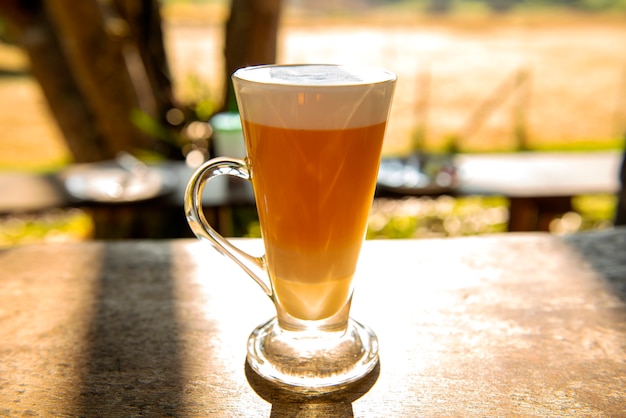 caffè ghiacciato alla luce del mattino, quando il tempo è bello sentirsi freschi durante il lavoro